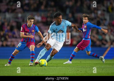 Barcelona, Spain, May 10, 2022, Renato Tapia of RC Celta, Pedro Gonzalez Pedri and Riqui Puig of FC Barcelona during the La Liga match between FC Barcelona and RC Celta played at Camp Nou Stadium on May 10, 2022 in Barcelona, Spain. (Photo by Sergio Ruiz / PRESSINPHOTO) Stock Photo