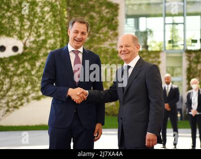 Berlin, Germany. 10th May, 2022. German Chancellor Olaf Scholz (R) greets visiting Belgian Prime Minister Alexander De Croo at the German Chancellery in Berlin, capital of Germany, May 10, 2022. Credit: Ren Pengfei/Xinhua/Alamy Live News Stock Photo