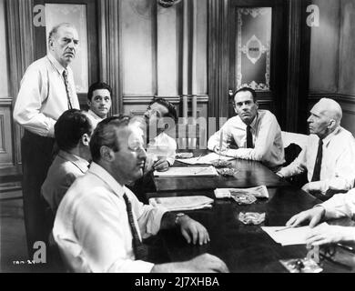 ED BEGLEY E.G. MARSHALL (partially obscured) EDWARD BINNS JACK WARDEN HENRY FONDA and JOSEPH SWEENEY in 12 ANGRY MEN 1957 director SIDNEY LUMET story / screenplay Reginald Rose producers Henry Fonda and Reginald Rose Orion - Nova Productions / United Artists Stock Photo