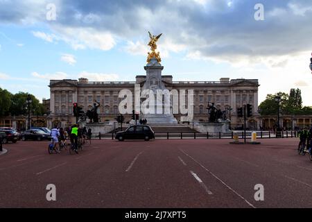 LONDON, GREAT BRITAIN - MAY 9, 2014: This is a monument to Queen Victoria and Buckingham Palace in the evening. Stock Photo