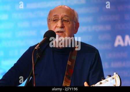 Musician Peter Yarrow of the legendary folk group Peter, Paul and Mary performs at the U.S. Ambassador's Forum, December 13, 2012 in Kyiv, Ukraine.
