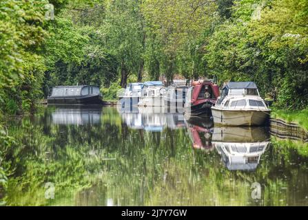 Narrowboats moored along the beautiful Grand Union Canal in Milton Keynes Stock Photo