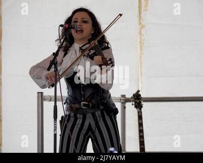 Violinist of The Filthy Spectacula band playing at the Brixham Pirate Festival 2022, Devon, UK Stock Photo