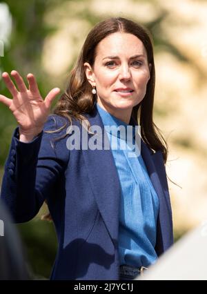 May 11th, 2022. Glasgow, UK. The Duke of Cambridge and Duchess of Cambridge visiting the University of Glasgow to talk with students about mental health and wellbeing during Mental Health Awareness Week, before meeting crowds gathered outside. Credit: Doug Peters/EMPICS/Alamy Live News Stock Photo