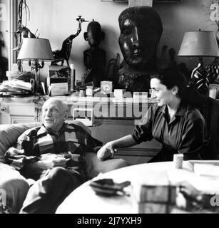 Pablo Picasso and Jacqueline Roque, 1957 Stock Photo