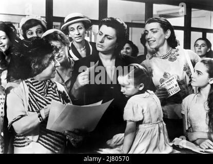 Anna Magnani, Tina Apicella, on-set of the Italian Film, 'Bellissima', CEI Incom, Embassy Pictures Corp., 1966 Stock Photo