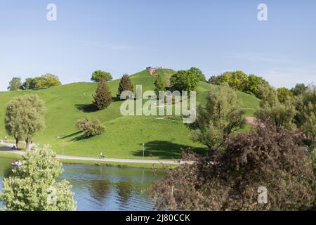 Munich, Germany. 11th May, 2022. The people enjoy the warm weather on the meadows and in the beer gardens of the Olympic park in Munich, Germany on May 11, 2022. (Photo by Alexander Pohl/Sipa USA) Credit: Sipa USA/Alamy Live News Stock Photo