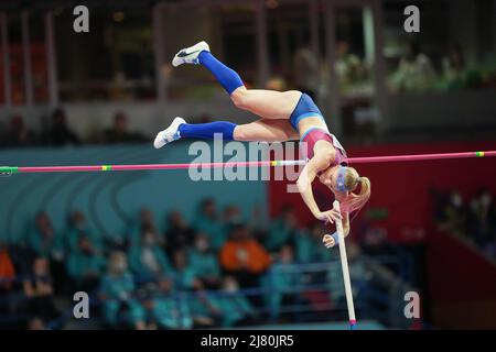 Sandi Morris jumping at the 2022 Belgrade Indoor World Championships in the pole vault specialty. Stock Photo