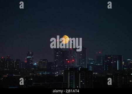 London, UK. 12th May, 2022. UK Weather: Moonset over the city. 80.3% Waxing Gibbous moon continues to set over the city in the early hours of Thursday following a NWN direction. Credit: Guy Corbishley/Alamy Live News Stock Photo