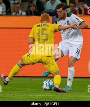 Monchengladbach, North Rhine-Westphalia, Germany. 11th May, 2022. Borussia Monchengladbach defender JOE SCALLY (29) attempts to go around Ukrainian defender YUKHYM KONOPLYA (15). Borussia Monchengladbach hosted Ukraine in the Borussia Park in Monchengladbach. (Credit Image: © Kai Dambach/ZUMA Press Wire) Stock Photo