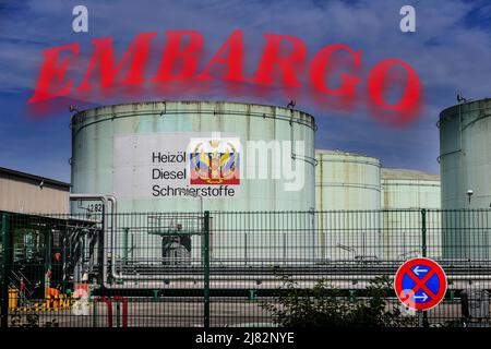Feldkirchen, Deutschland. 12th May, 2022. PHOTOMONTAGE: Topic image: Embargo on Russian oil. Russian oil should no longer be imported from Russia because of the Ukraine war. The OMV tank farm in Feldkirchen near Munich. The Feldkirchen tank farm is the centrally located delivery point for high-quality and low-sulphur crude oil for the greater Munich area. Tank. Lubricants, heating oil, diesel. Credit: dpa/Alamy Live News Stock Photo