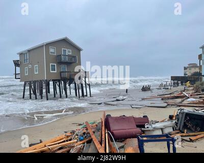Rodanthe, United States Of America. 10th May, 2022. Rodanthe, United States of America. 10 May, 2022. An oceanfront home on the brink of collapse after rising tides consumed the land around it on Ocean Drive at the North Carolina Outer Banks, May 10, 2022 in Rodanthe, North Carolina. Two homes collapsed into debris and several others are are severely threatened from erosion and strong tides. Credit: NPS/National Park Service/Alamy Live News Stock Photo