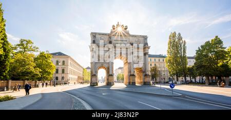 Sun Star, Siegestor on Leopoldstrasse, Neoclassical architecture, Bavaria, Munich Stock Photo