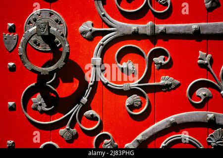 1990s DECORATIVE IRON WORK ON THE RED DOOR OF AN EPISCOPAL CHURCH IN PHILADELPHIA PA USA - kd6428 NET002 HARS PA COMMONWEALTH CONCEPT CONNECTION CONCEPTUAL STILL LIFE CLOSE-UP IMAGINATION IRONS KEYSTONE STATE SALVATION STYLISH ARCHITECTURE DETAIL ARCHITECTURE DETAILS FAITHFUL SYMBOLIC CHURCHES CONCEPTS CREATIVITY DECORATIVE ENTRY FAITH SPIRITUAL BELIEF CITY OF BROTHERLY LOVE FERROUS FERROUS METAL INSPIRATIONAL OLD FASHIONED REPRESENTATION Stock Photo