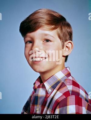 1960s PORTRAIT SMILING BOY BROWN HAIR RED & WHITE CHECKED PLAID SHIRT - kj4058 HAR001 HARS EYE CONTACT BRUNETTE HAPPINESS BRIGHT HEAD AND SHOULDERS CHEERFUL CHECKED SCHOOL PHOTO SMILES JOYFUL PLEASANT BUTTON DOWN GROWTH JUVENILES CAUCASIAN ETHNICITY HAR001 OLD FASHIONED Stock Photo