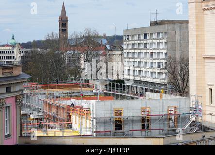Potsdam, Germany. 20th Apr, 2022. The shell of a house grows on the construction site at the Alter Markt in front of the Staudenhof apartment block. The parish church of St. Peter and Paul on Bassinplatz can be seen in the background. Credit: Soeren Stache/dpa/Alamy Live News Stock Photo