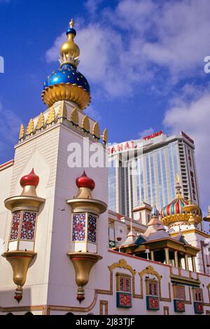 1990s DETAIL TRUMP TAJ MAHAL CASINO & HOTEL ATLANTIC CITY NEW JERSEY WAS CLOSED AND PURCHASED TO REOPEN AS THE HARD ROCK CASINO  - kr103855 NET002 HARS LUCKY NORTHEAST TRAVEL USA OF NJ REGION MID-ATLANTIC REAL ESTATE MID-ATLANTIC REGION TAJ CONCEPTUAL EAST COAST STRUCTURES CASINO CITIES GAMBLE IMAGINATION STYLISH EDIFICE NEW JERSEY MAHAL TRUMP CREATIVITY HOTELS & CASINOS CHANCE GAME OF CHANCE OLD FASHIONED Stock Photo