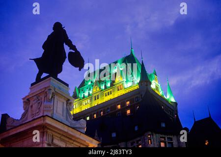 1980s TWILIGHT LIGHTS MONUMENT TO CHAMPLAIN QUEBEC FOUNDER AND CHATEAU FRONTENAC IN BACKGROUND QUEBEC CITY CANADA BUILT 1893 - kr72657 NET002 HARS WORLD HERITAGE SITE Stock Photo