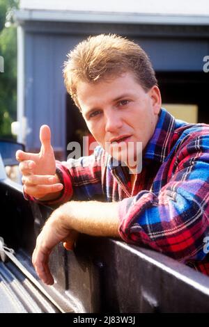 1990s MAN LEANING ON SIDE OF PICKUP TRUCK LOOKING AT CAMERA GESTURING WEARING PLAID FLANNEL SHIRT - ks32551 NET002 HARS LEANING OLD FASHION AUTO CONVERSATION 1 STYLE ANGER COMMUNICATION BLOND VEHICLE YOUNG ADULT LIFESTYLE RURAL GROWNUP HOME LIFE TRANSPORT COPY SPACE AUTOMOBILE PLAID GESTURING TRANSPORTATION EYE CONTACT GUY BLUE COLLAR PICKUP HEAD AND SHOULDERS EXPLAINING MACHO AUTOS ROBUST PEOPLE MEN AUTOMOTIVE CANDID GESTURES MASCULINE OCCUPATIONS AUTOMOBILES CLOSE-UP DAYTIME FLANNEL LONE FLANNEL SHIRT HAND GESTURE VIRILE ATTRACTIVE DAYLIGHT TOUGH YOUNG ADULT MAN YOUNGSTER CAUCASIAN ETHNICITY Stock Photo