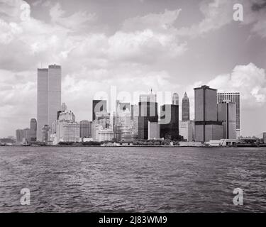 1970s DOWNTOWN SKYLINE OF MANHATTAN FROM NYC HARBOR WORLD TRADE CENTER JUST COMPLETED - r23952 HAR001 HARS NEW YORK STRUCTURES CITIES COMPLETED EDIFICE NEW YORK CITY TRADE WORLD TRADE CENTER BLACK AND WHITE FINANCIAL DISTRICT HAR001 LOWER MANHATTAN OLD FASHIONED TWIN TOWERS WTC Stock Photo