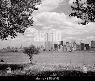 1970s MANHATTAN SKYLINE FROM LIBERTY ISLAND VIEW DOWNTOWN WORLD TRADE CENTER AND EMPIRE STATE BUILDING MIDTOWN IN DISTANCE - r24162 HAR001 HARS STRUCTURE PROPERTY AND NYC REAL ESTATE 911 EMPIRE STATE NEW YORK STRUCTURES CITIES TERRORISM BEFORE 911 EDIFICE NEW YORK CITY PANORAMIC TRADE WORLD TRADE TOWERS SEASON WORLD TRADE CENTER BLACK AND WHITE DESTROYED HAR001 HUDSON RIVER OLD FASHIONED SEPTEMBER 11 2001 TWIN TOWERS WEST SIDE WTC Stock Photo