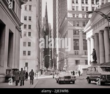 1970s VIEW DOWN WALL STREET TO TRINITY CHURCH FEDERAL HALL WITH GEORGE WASHINGTON STATUE IS ON RIGHT MANHATTAN NEW YORK CITY USA - r24492 HAR001 HARS SCENIC INSPIRATION UNITED STATES OF AMERICA AUTOMOBILE BUILDINGS PEDESTRIANS TRANSPORTATION B&W NORTH AMERICA NORTH AMERICAN PEDESTRIAN STRUCTURE PROPERTY AUTOS EXTERIOR LOW ANGLE POWERFUL OPPORTUNITY NYC RIGHT REAL ESTATE CONCEPTUAL NEW YORK STRUCTURES AUTOMOBILES CITIES NYSE VEHICLES EDIFICE GEORGE WASHINGTON NEW YORK CITY ANONYMOUS LEFT WALL STREET BLACK AND WHITE FEDERAL FINANCIAL DISTRICT HAR001 OLD FASHIONED TRINITY Stock Photo