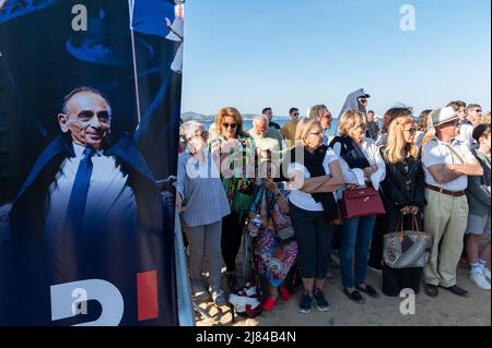 Cogolin, France. 12th May, 2022. Supporters seen waiting for the arrival of the candidate. Eric Zemmour announced in Cogolin (Var) that he is a candidate for the post of deputy of the 4th constituency in the Var in the area of Saint-Tropez. On the beach of the Marines in Cogolin he made his candidacy official in the company of the other candidates of the Reconquete! party. Credit: SOPA Images Limited/Alamy Live News Stock Photo