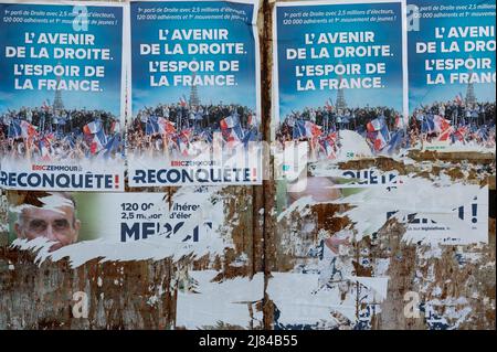 Cogolin, France. 12th May, 2022. Posters of Eric Zemmour and his party Reconquête! are seen stuck on a street of Cogolin Eric Zemmour announced in Cogolin (Var) that he is a candidate for the post of deputy of the 4th constituency in the Var in the area of Saint-Tropez. On the beach of the Marines in Cogolin he made his candidacy official in the company of the other candidates of the Reconquete! party. Credit: SOPA Images Limited/Alamy Live News Stock Photo