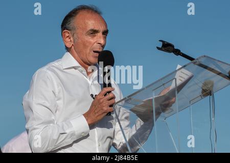 Cogolin, France. 12th May, 2022. Eric Zemmour delivers a speech to make his candidacy official. Eric Zemmour announced in Cogolin (Var) that he is a candidate for the post of deputy of the 4th constituency in the Var in the area of Saint-Tropez. On the beach of the Marines in Cogolin he made his candidacy official in the company of the other candidates of the Reconquete! party. Credit: SOPA Images Limited/Alamy Live News Stock Photo