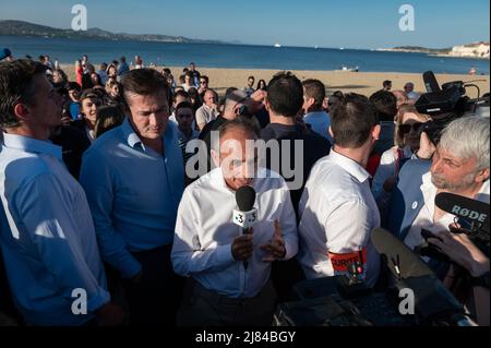 Cogolin, France. 12th May, 2022. Eric Zemmour answers the press after his speech. Eric Zemmour announced in Cogolin (Var) that he is a candidate for the post of deputy of the 4th constituency in the Var in the area of Saint-Tropez. On the beach of the Marines in Cogolin he made his candidacy official in the company of the other candidates of the Reconquete! party. (Photo by Laurent Coust/SOPA Images/Sipa USA) Credit: Sipa USA/Alamy Live News Stock Photo