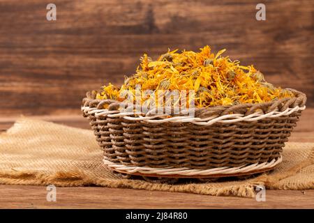 Caléndula officinalis Hierba Asterácea - Dried calendula flowers Stock Photo