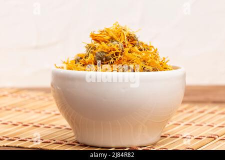 Caléndula officinalis Hierba Asterácea - Dried calendula flowers Stock Photo