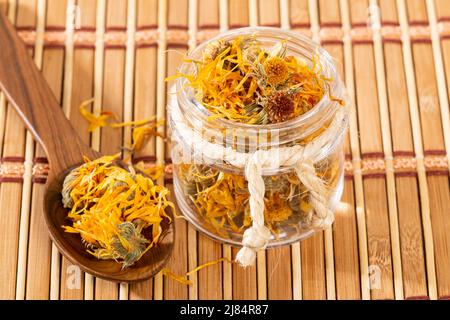 Caléndula officinalis Hierba Asterácea - Dried calendula flowers Stock Photo