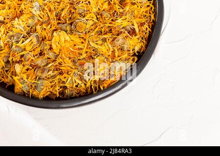 Caléndula officinalis Hierba Asterácea - Dried calendula flowers Stock Photo