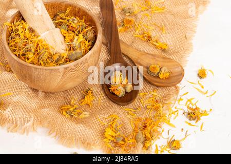 Caléndula officinalis Hierba Asterácea - Dried calendula flowers Stock Photo