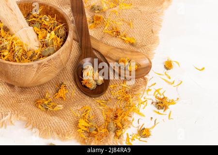 Caléndula officinalis Hierba Asterácea - Dried calendula flowers Stock Photo