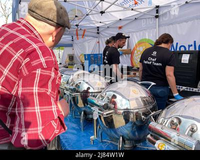 Przemysl, Poland. 12th May, 2022. A Ukrainian man in red plaid waits for dinner at World Central Kitchen, at Tesco Humanitarian aid center, Przemysl, Poland (Credit Image: © Amy Katz/ZUMA Press Wire) Stock Photo