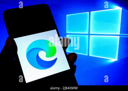 India. 12th May, 2022. In this photo illustration a Microsoft edge browser seen displayed on a smartphone with the Windows logo in the background. (Photo by Avishek Das/SOPA Images/Sipa USA) Credit: Sipa USA/Alamy Live News Stock Photo