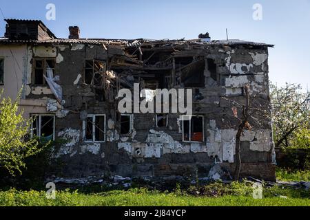 Slatyne, Ukraine. 5th May, 2022. An exterior view of a destroyed residential house in Slatyne. As Russia re-supply its troops and concentrated the offensive on the eastern part of Ukraine, Kharkiv and surrounding area in Ukraine are now under constant threat of Russian bombardment and airstrikes. (Credit Image: © Alex Chan Tsz Yuk/SOPA Images via ZUMA Press Wire) Stock Photo