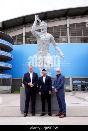 Manchester City Club legend, Sergio Aguero (centre) with Ferran Soriano (left) and sculptor Andy Scott (right) during the Sergio Aguero Statue Unveiling outside the Etihad Stadium, Manchester, to commemorate the tenth anniversary of the Club’s first Premier League title and the iconic '93:20' moment. Picture date: Friday May 13, 2022. Stock Photo