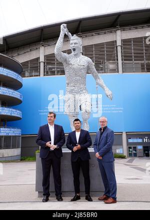 Manchester City Club legend, Sergio Aguero (centre) with Ferran Soriano (left) and sculptor Andy Scott (right) during the Sergio Aguero Statue Unveiling outside the Etihad Stadium, Manchester, to commemorate the tenth anniversary of the Club’s first Premier League title and the iconic '93:20' moment. Picture date: Friday May 13, 2022. Stock Photo
