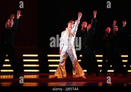 Juan Rodriguez in THE KING presented by the Peter Schaufuss Ballet at Sadler’s Wells, London EC1  27/04/2000  design: Steven Scott  choreography & direction: Peter Schaufuss Stock Photo