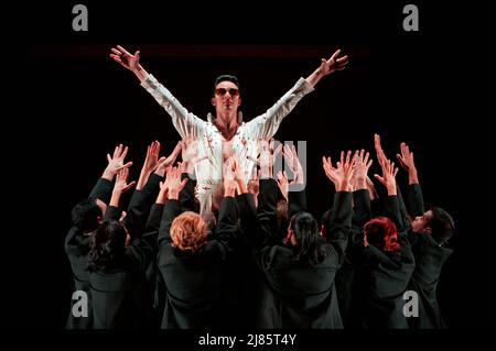 Juan Rodriguez in THE KING presented by the Peter Schaufuss Ballet at Sadler’s Wells, London EC1  27/04/2000  design: Steven Scott  choreography & direction: Peter Schaufuss Stock Photo