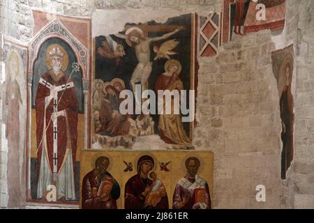 Bari, Italy.  Fresco inside the Pontifical Basilica of Saint Nicholas (Basilica San Nicola).  in the front, triptych by Andrea Rizo da Candia (1451). Stock Photo