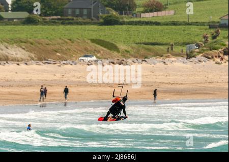 Garrylucas, West Cork, Ireland. 13th May, 2022. Kite surfers make the most of the strong winds at Garrylucas Beach in West Cork this afternoon. Met Éireann has forecast warm weather over the weekend. Credit: AG News/Alamy Live News Stock Photo