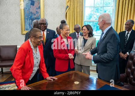 Washington, United States Of America. 13th May, 2022. Washington, United States of America. 13 May, 2022. U.S President Joe Biden, right, chats with Rep. Lisa Blunt Rochester, center, after signing the Brown v. Board of Education National Historical Park Expansion and Redesignation Act into law, in the Oval Office of the White House, May 12, 2022 in Washington, DC Also in the picture are Rep. Eleanor Holmes Norton, left, Rep. James Clyburn and Vice President Kamala Harris. Credit: Adam Schultz/White House Photo/Alamy Live News Stock Photo