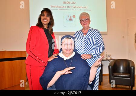 Sabina Kocherhans, Schwester Teresa Zukic und Eva-Maria Popp bei dem Kongress „Mut zur Veränderung – Neue Wege gehen. Himmel im Mund trifft Wege zum E Stock Photo