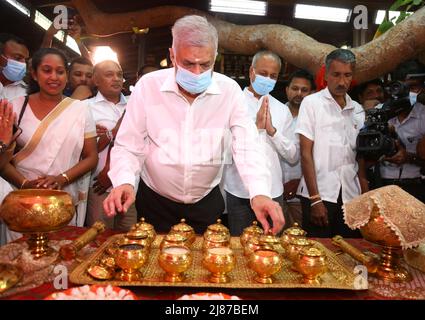 Colombo, Sri Lanka. 12th May, 2022. The new Prime Minister of Sri Lanka Ranil Wickremesinghe was sworn in on May 12, 2022 in Colombo and attended religious ceremonies at the Valukarama and Gangarama temples (Photo by Hirantha Withanage/Pacific Press/Sipa USA) Credit: Sipa USA/Alamy Live News Stock Photo