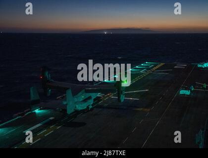 PACIFIC OCEAN (May 10, 2022) CV-22 Osprey, attached to U.S. Air Force 8th Special Operations Squadron, idles on the flight deck of amphibious assault ship USS Essex (LHD 2), May 10, 2022. Essex is underway conducting routine operations in U.S. 3rd Fleet. (U.S. Navy photo by Mass Communication Specialist Seaman Donita Burks) Stock Photo