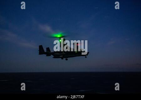 PACIFIC OCEAN (May 10, 2022) CV-22 Osprey, attached to U.S. Air Force 8th Special Operations Squadron conducts flight operations with amphibious assault ship USS Essex (LHD 2), May 10, 2022. Essex is underway conducting routine operations in U.S. 3rd Fleet. (U.S. Navy photo by Mass Communication Specialist 2nd Class Brett McMinoway) Stock Photo